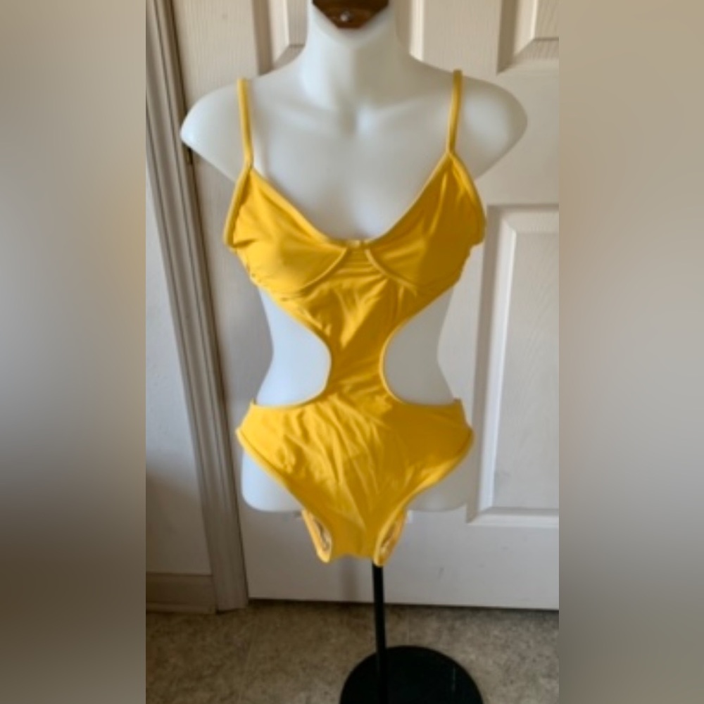 Size 6 Gnash Swimwear cut out sides and back V neck  1 piece swimsuit.
